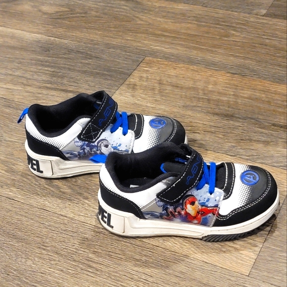 Boy's Marvel light-up sneakers - Picture 1 of 6